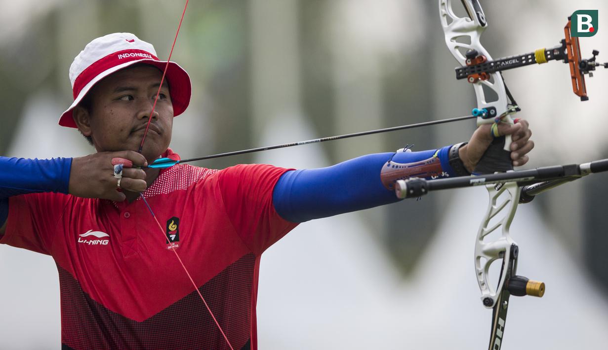 Pemanah putra Indonesia, Riau Ega, saat berlaga pada nomor recurve men's individual Asian Games di Lapangan Panahan, Senayan, Jakarta, Selasa (28/8/2018). Riau Ega mendapat medali perunggu. (Bola.com/Vitalis Yogi Trisna)