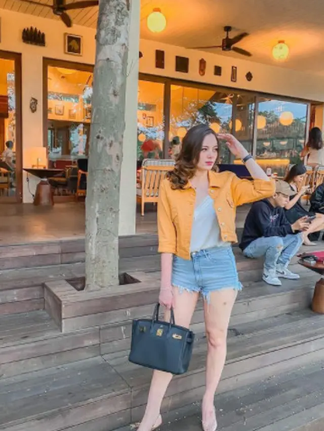 Digosipkan Pacaran, Ini 6 Potret Jeje Wanita yang Disebut Teman Dekat Abash