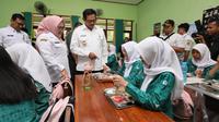 Pj Gubernur Jateng Nana Sudjana menyapa siswa penerima manfaat makan bergizi gratis di Jateng. (Foto: Liputan6.com/ Felek Wahyu)