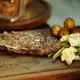 Selain praktis, memasak steak di rumah juga dapat memberi kontrol penuh terhadap bahan yang digunakan (Sumber: Pexels.com)