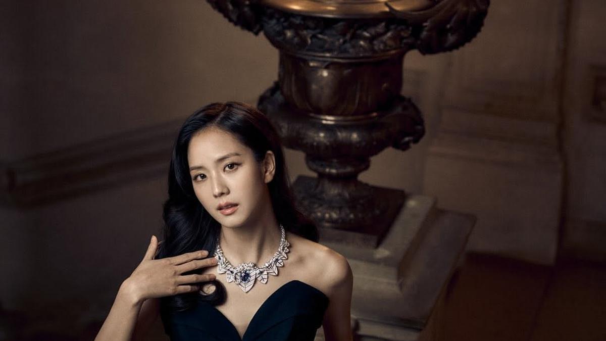 Gaya Mahal Jisoo BLACKPINK Hadiri Grand Dîner du Louvre: Pancarkan Aura Puteri Bangsawan dengan Kalung Sapphire 26 Karat