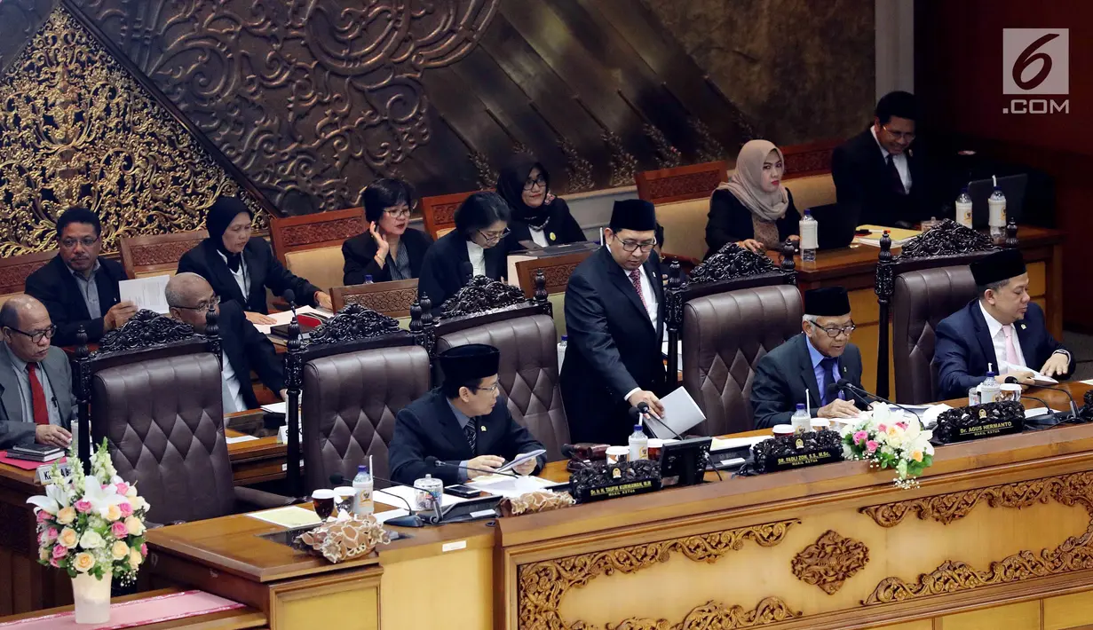 Plt Ketua DPR Fadli Zon (berdiri) usai menyampaikan pidato saat memimpin Rapat Paripurna ke-15 di Senayan, Jakarta, Selasa (9/1). Fadli menggantikan Setya Novanto yang didakwa terlibat kasus e-KTP. (Liputan6.com/Johan Tallo)