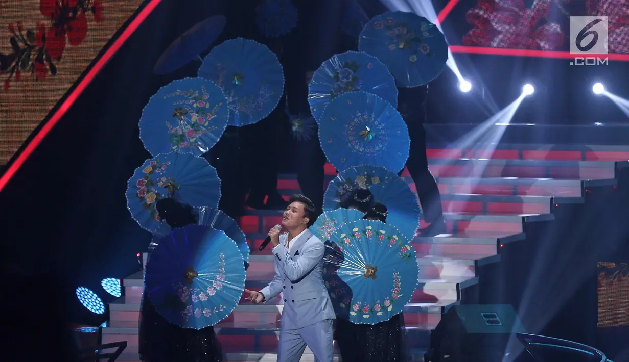 Aksi panggung penyanyi Rizky Ferbian pada perayaan HUT Indosiar ke-23 di Jakarta Convention Center (JCC), Kamis (11/1). HUT Indosiar Bertema “Konser Raya 23 Tahun Indosiar Luar Biasa”. (Liputan6.com/Herman Zakharia)