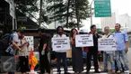 Para Aktivis Pejalan Kaki melakukan Aksi mengecat Jalan sebagai trotoar bagi pejalan kaki di kawasan Tosari, Jakarta, Jumat (11/12). Aksi tersebut di merupakan teguran untuk pemerintah agar serius menangani masalah kecelakaan. (Liputan6.com/Helmi Afandi)