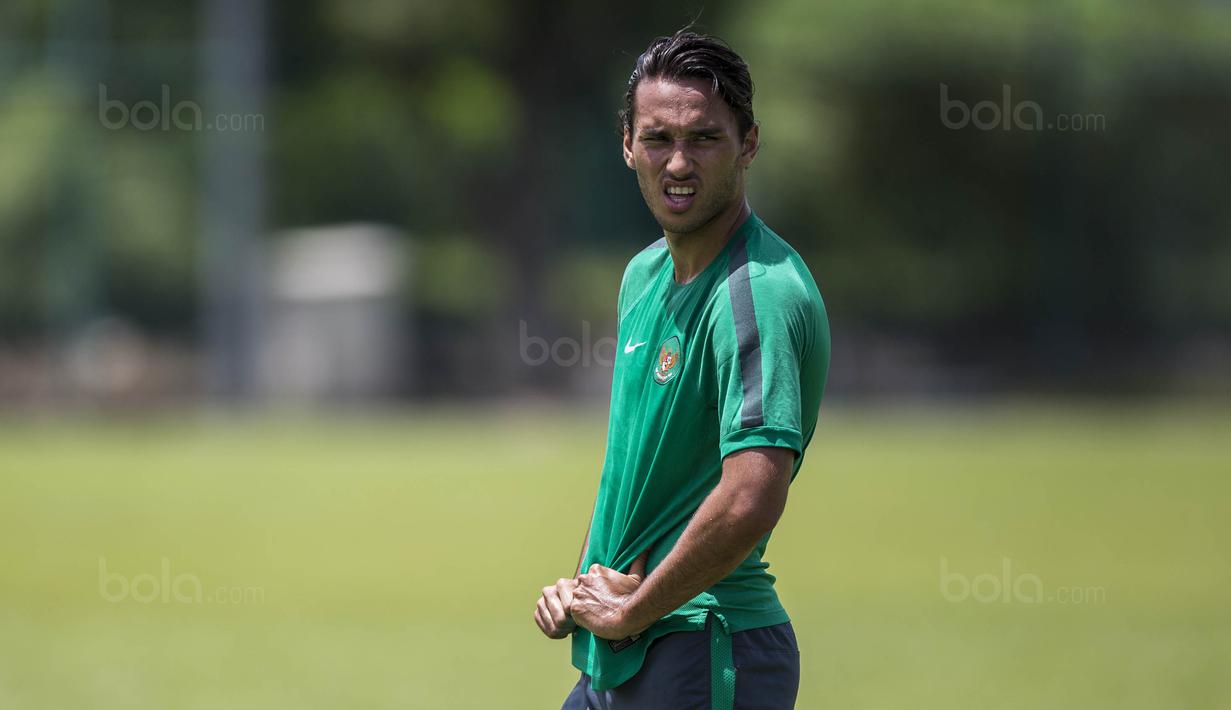 Striker Timnas Indonesia, Ezra Walian, saat latihan di Padang Kelab Aman, Kuala Lumpur, Rabu (16/8/2017). Indonesia akan menghadapi Filipina pada laga kedua Grup B SEA Games 2017. (Bola.com/Vitalis Yogi Trisna)