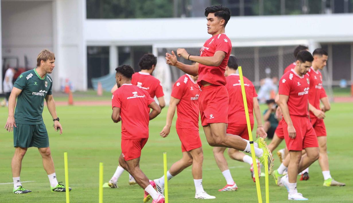 Latihan kali ini difokuskan pada pematangan taktik dan strategi menghadapi laga melawan Saint Kitts and Nevis. Tampak dalam foto, para pemain Timnas Indonesia menggelar sesi latihan resmi jelang melawan Saint Kitts and Nevis pada laga perdana FIFA Series 2026 di Stadion Madya, Kompleks Gelora Bung Karno, Jakarta, Kamis (26/3/2026). (Bola.com/M Iqbal Ichsan)