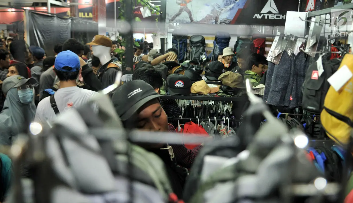 Pengunjung mencari perlengkapan outdoor saat INDOFEST 2019 di JCC Senayan, Jakarta, Kamis (7/3). Pameran tahunan INDOFEST menghadirkan berbagai produk kegiatan luar ruangan (outdoor) tawaran harga diskon hingga 70 persen. (Merdeka.com/Iqbal S Nugroho)