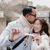 Kala umumkan kehamilan anak pertama kepada publik, Kiky dan Khairi tampil kompak dengan cool tone outfit.  [@kikysaputrii]