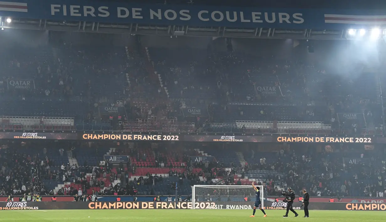 <p>PSG pun mengunci gelar juara Liga Prancis musim ini dengan empat laga tersisa. PSG pun kini sejajar dengan Saint-Etienne sebagai klub dengan gelar Ligue 1 terbanyak yaitu 10 kali juara. (AFP/Bertrand Guay)</p>