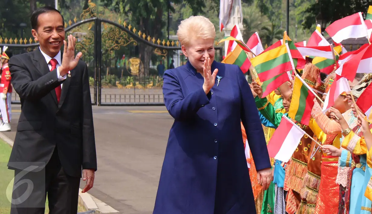 Presiden Joko Widodo mendampingi Presiden Republik Lithuania Dalia Grybauskaite menyapa hadirin saat kunjugannya di Istana Merdeka, Rabu (17/5). (Liputan6.com/Angga Yuniar)