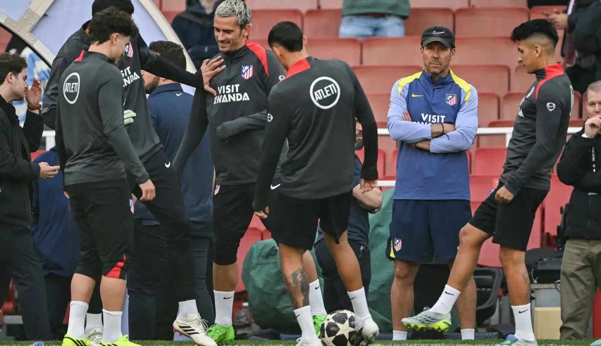 Ia berambisi meraih trofi yang belum pernah dimenangkan bersama Atletico Madrid. Tampak dalam foto, pelatih Atletico Madrid asal Argentina, Diego Simeone (kedua dari kanan), memantau timnya saat sesi latihan resmi jelang leg kedua semifinal Liga Champions 2025/2026 melawan Arsenal di lapangan Emirates Stadium, London, Inggris, pada Senin 4 Mei 2026. (Glyn KIRK/AFP)