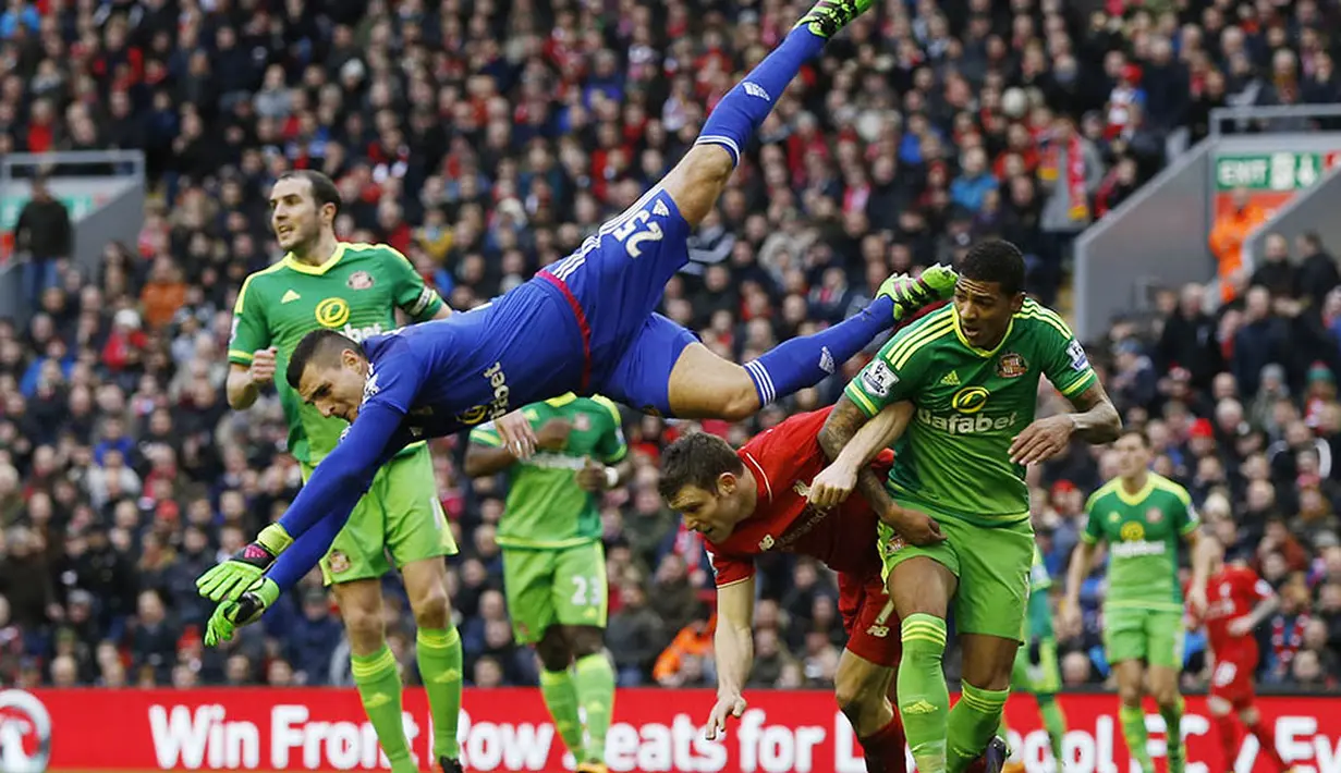 Kiper Sunderland, Vito Mannone, terjatuh saat mengamankan gawangnya dari serangan pemain Liverpool. Hingga babak pertama usai kedua tim masih bermain imbang 0-0. (Reuters/Phil Noble)