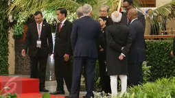 Presiden Jokowi bersama sejumlah delegasi dari beberapa negara bersiap untuk melakukan penandatanganan Jakarta Concord pada KTT Indian Ocean Rim Association (IORA) 2017 di Jakarta Convention Center, Jakarta, Selasa (7/3). (Liputan6.com/Angga Yuniar)