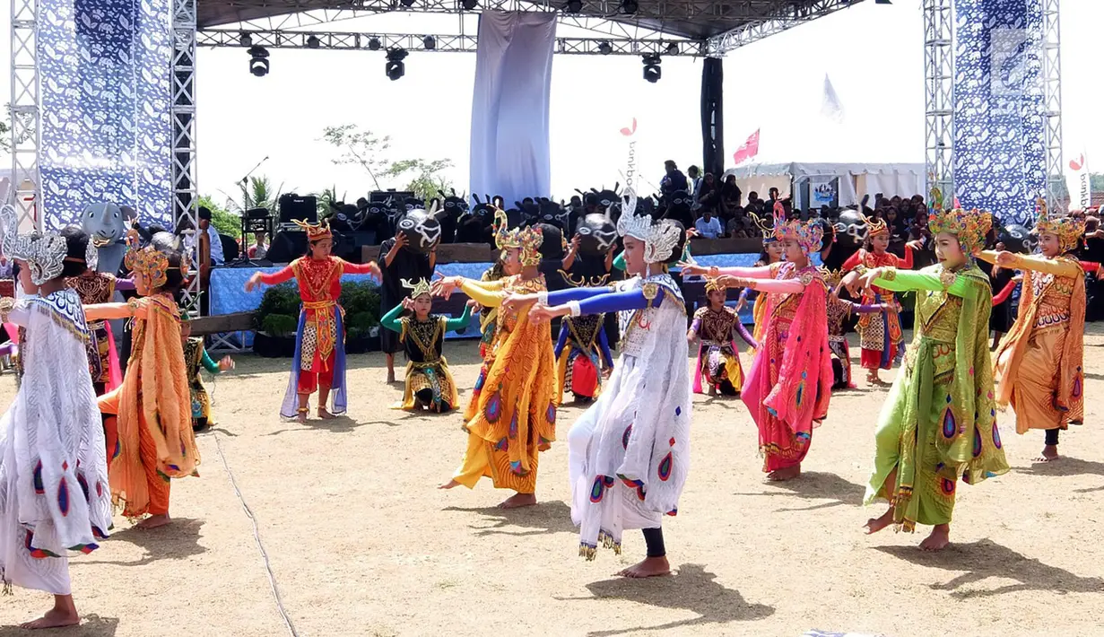 Tarian tradisional iringi pembukaan Festival Pesona Tanjung Lesung di Pandeglang, Banten (28/9). Festival yang mengusung Sport and Adventure digelar pada 28-30 September. (Liputan6.com/HO/Nick)