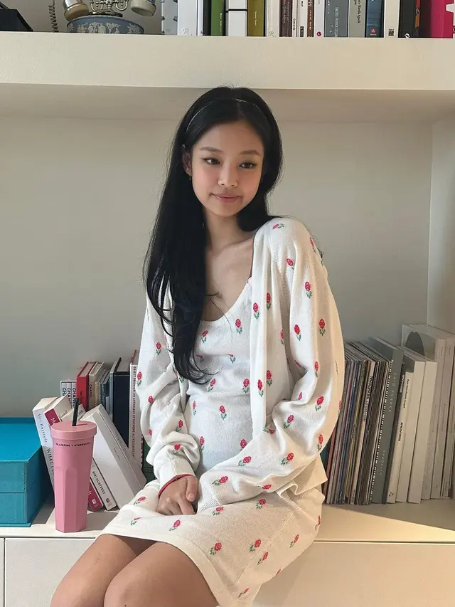 10 Inspirasi Soft Girl Outfit ala Artis, dari Jennie BLACKPINK, Wonyoung IVE,  hingga Beby Tsabina