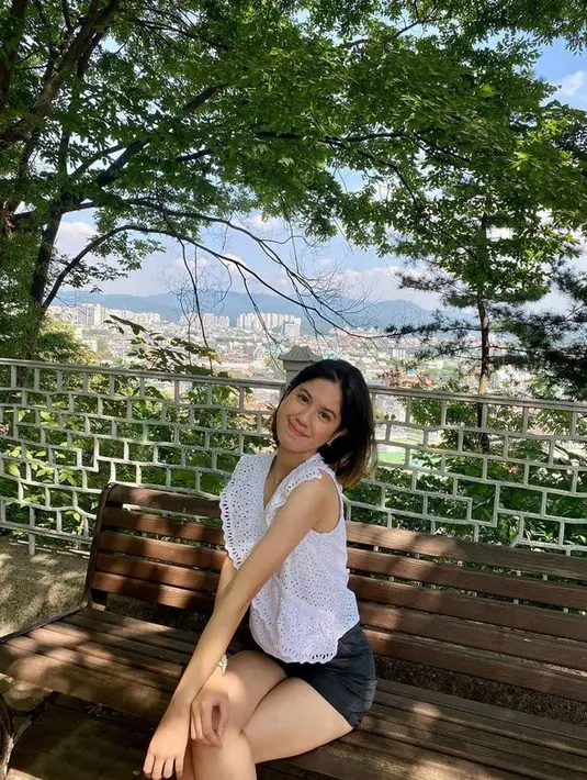 <p>Sejak di Korea Selatan, penampilan Kyra banyak berubah. Sang ayah pun mengaku pangling dengan penampilan Kyra. [Foto: instagram/kyrawahab]</p>