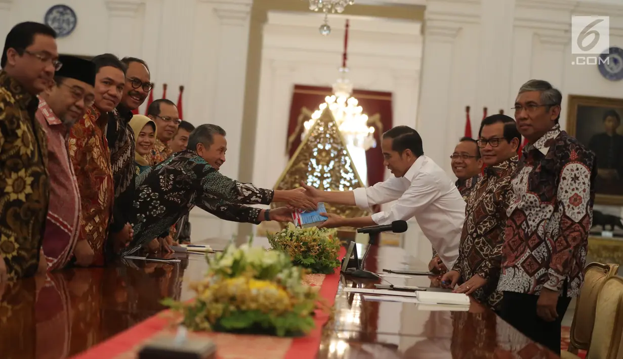 Presiden Jokowi berjabat tangan usai menerima Ikhtisar hasil Pemeriksaan Semester (IHSP) I Tahun 2019 dan Laporan Hasil Pemeriksaan (LHP) Periode Semester I Tahun 2019 dari Ketua Badan Pemeriksa Keuangan Moermahadi Soerja Djanegara di Istana Merdeka, Kamis (19/9/2019). (Liputan6.com/Angga Yuniar)