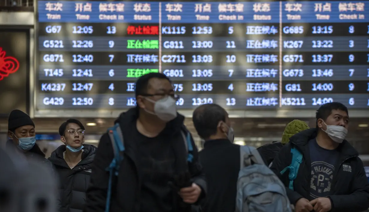 Pelancong berjalan di sepanjang concourse di Stasiun Kereta Api Beijing West di Beijing, Rabu, 18 Januari 2023. China pada Desember mencabut kebijakan "nol-COVID" yang ketat, melepaskan gelombang keinginan perjalanan yang terpendam, terutama di sekitar waktu terpenting China untuk pertemuan keluarga, yang disebut di China sebagai Festival Musim Semi, yang mungkin satu-satunya waktu di satu tahun ketika pekerja perkotaan kembali ke kampung halaman mereka. (AP Photo/Mark Schiefelbein)