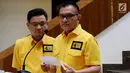 Sekjen Partai Golkar Lodewijk Friedrich Paulus memberikan keterangan pers terkait Kader Partai Golkar yang mendeklarasikan dukungan Partai Golkar kepada Pencapresan Prabowo-Sandiaga Uno, Jakarta, Rabu (3/10). (Liputan6.com/Johan Tallo)