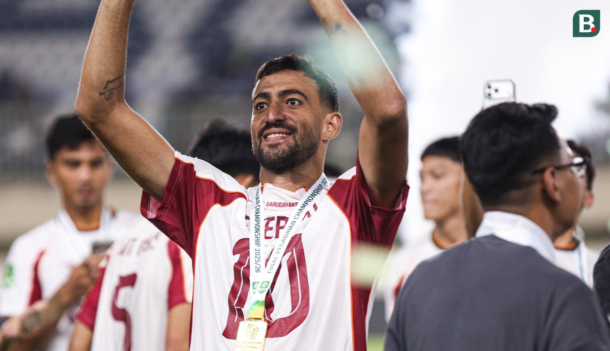 Pemain Garudayaksa, Everton Nascimento tampak gembira usai berhasil mengantarkan timnya juara Pegadain Championship setelah mengalahkan PSS Sleman 4-3 lewat adu penalti dalam babak final di Stadion Maguwoharjo, Sleman, pada Sabtu (9/5/2026) malam WIB.