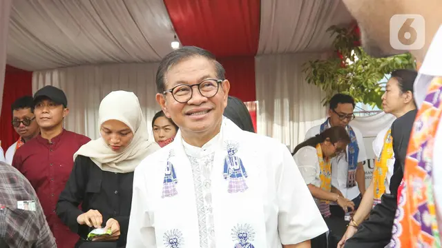 Ditemani Istri dan Anaknya, Pramono Anung Gunakan Hak Pilihnya di TPS 046 Cipete Selatan