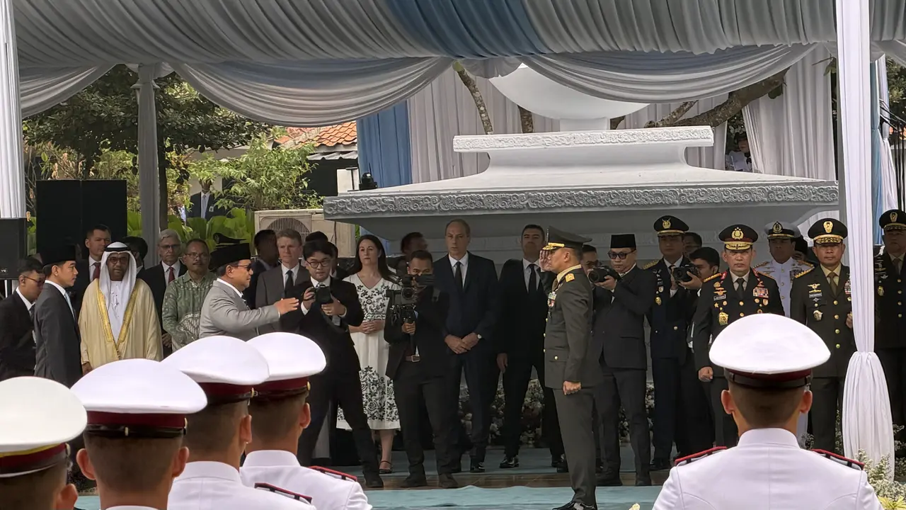 Listyo Sigit Prabowo mendampingi Presiden Prabowo Subianto yang memimpin upacara peringatan Hari Kesaktian Pancasila di Monumen Pancasila Sakti, Lubang Buaya, Jakarta Timur, Kamis (1/10/2026).