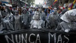 Sejumlah peserta membawa spanduk yang bertuliskan dalam bahasa Spanyol "tidak pernah lagi" saat mengikuti peringatan 41 tahun kudeta militer di Buenos Aires, Argentina (24/3). (AP Photo/Victor R. Caivano)