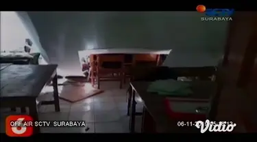 Atap gedung Sekolah Dasar Negeri Gentong, Kota Pasuruan, Jawa Timur, ambruk, menyebabkan seorang guru dan seorang murid tewas. Insiden, yang terjadi Selasa pagi, 5 November 2019 ini, juga menyebabkan 11 murid lainnya cedera.