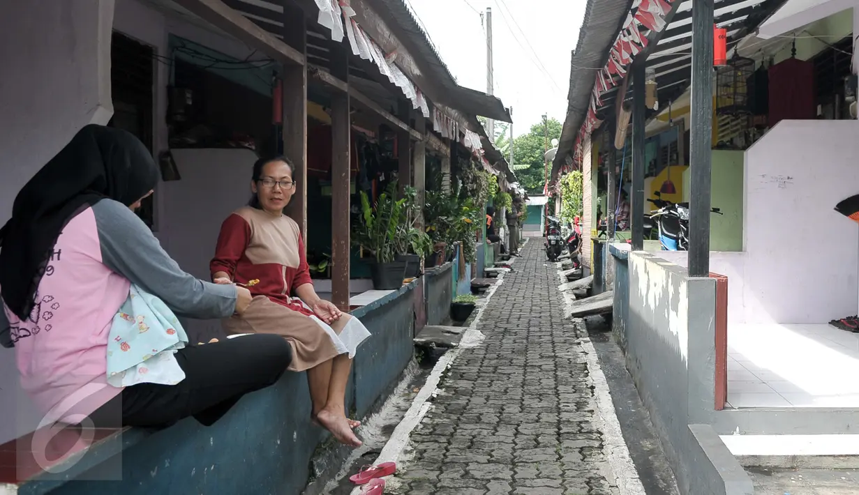 Sejumlah penghuni rumah dinas di asrama Dinas Kebersihan DKI di Lenteng Agung, Jakarta, Jumat (30/9). 32 rumah disegel karena banyak dari rumah dinas yang dialihfungsikan, disewakan hingga ditempati penghuni tidak berhak. (Liputan6.com/Yoppy Renato)