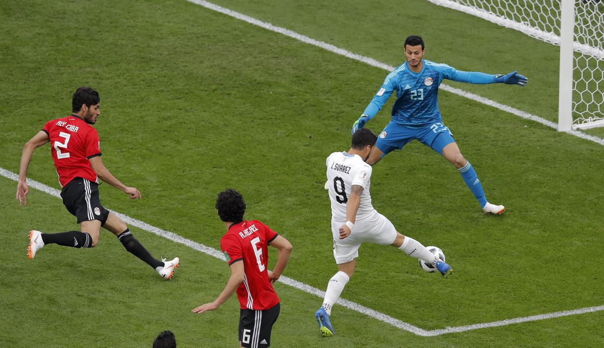 Striker Uruguay, Luis Suarez, melepaskan tendangan ke gawang Mesir pada laga Piala Dunia di Stadion Ekaterinburg, Jumat (15/6/2018). Uruguay menang 1-0 atas Mesir. (AP/Vadim Ghirda)