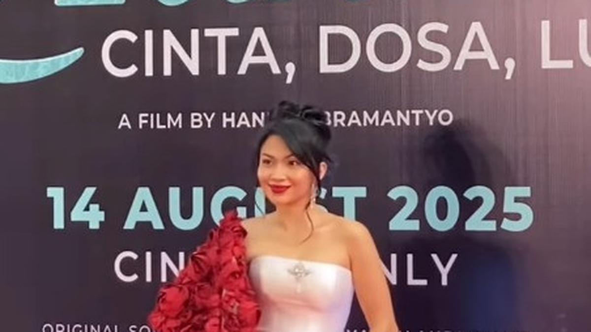 Pesona Memikat Ariel Tatum Kenakan Korset Putih dan One Shoulder Outer Mawar di Premierem Film La Tahzan