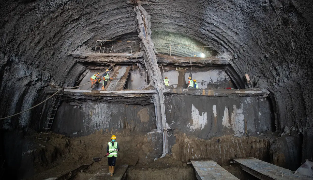 Para pekerja mengebor Terowongan No. 10 dari proyek kereta cepat Jakarta-Bandung, 28 Juni 2020. Jalur kereta cepat ini memiliki total panjang 142,3 kilometer. (Xinhua/Du Yu)