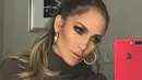 Bahkan seorang Jennifer Lopez pun nggak lepas dari mirror selfie. Cantik banget ya! (instagram/jlo)