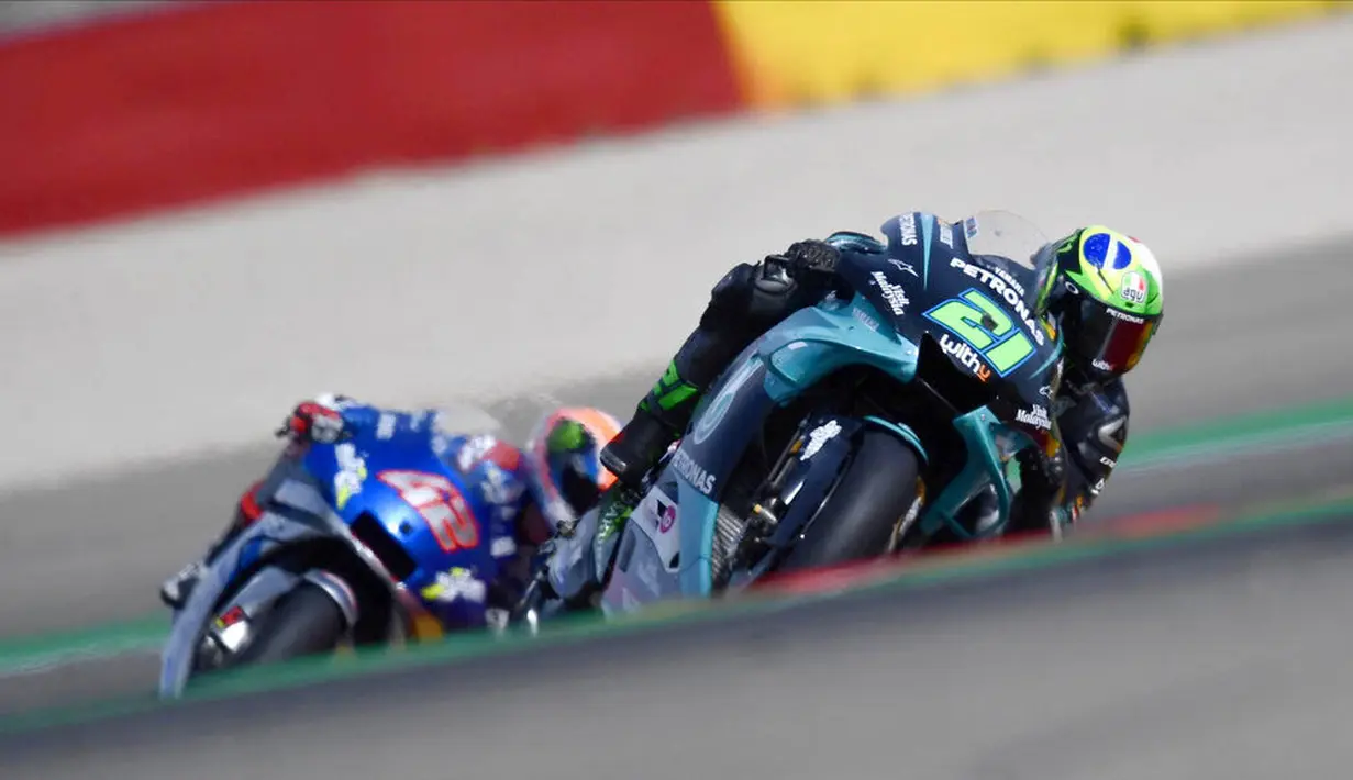 Pembalap Petronas Yamaha, Franco Morbidelli, memimpin balapan  MotoGP Teruel, Minggu (25/10/2020). Morbidelli berhasil finis pertama dengan catatan waktu 41 menit 47,652 detik. (AP/Jose Breton)