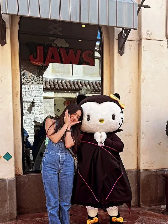 Pamer Ketemu Christian Bale, Ini 7 Potret Beby Tsabina Main Ke Universal Studio