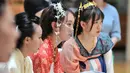 Para peserta menunggu untuk ambil bagian dalam peragaan busana "hanfu", pakaian tradisional khas China di kota Shenyang, China timur laut pada Minggu (15/9/2019). Hanfu sendiri sebenarnya adalah baju tradisional Cina yang digunakan etnis Han China. (Photo by STR / AFP)