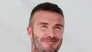 Pesepak bola David Beckham saat menyapa para penggemar di Miami, Florida, AS, 12 Juli 2018. Beckham masuk dalam daftar 100 pria tertampan di dunia bersaing dengan pebulu tangkis Indonesia, Jonatan Christie. (RHONA WISE/AFP)