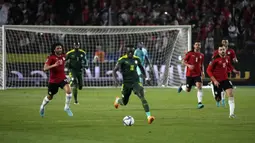 Pemain Senegal Sadio Mane menggiring bola saat melawan Mesir pada pertandingan kualifikasi Piala Dunia 2022 di Stadion Internasional Kairo, Kairo, Mesir, 25 Maret 2022. Mesir menang 1-0. (AP Photo/Amr Nabil)