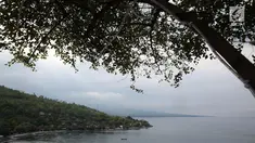Suasana kawasan wisata Pantai Amed di Bali, Selasa (5/12). Erupsi Gunung Agung membuat sektor pariwisata di Pulau Dewata, terutama wilayah Amed sepi dari wisatawan, baik lokal maupun mancanegara. (Liputan6.com/Immanuel Antonius)