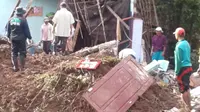 Salah Satu Rumah Warga di Desa Pakel, Kecamatan Licin Banyuwangi, Tertimbun Tanah Longsor, Akibat Hujan Lebat Yang Mengguyur Daerah Sekitar Beberapa Waktu Lalu. (Hermawan Arifianto/Liputan6.com)