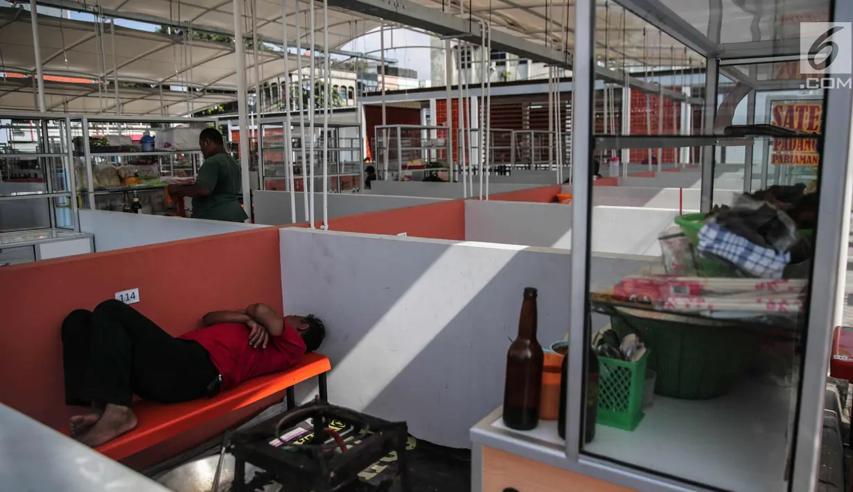 Pedagang berisitirahat di lokasi binaan Taman Kota Intan di Jalan Cengkeh, Jakarta, Jumat (6/10). Sebanyak 456 PKL yang sudah terdata dapat menggunakan fasilitas dan pedagang hanya perlu membayar 4.000 rupiah setiap hari. (Liputan6.com/Faizal Fanani)