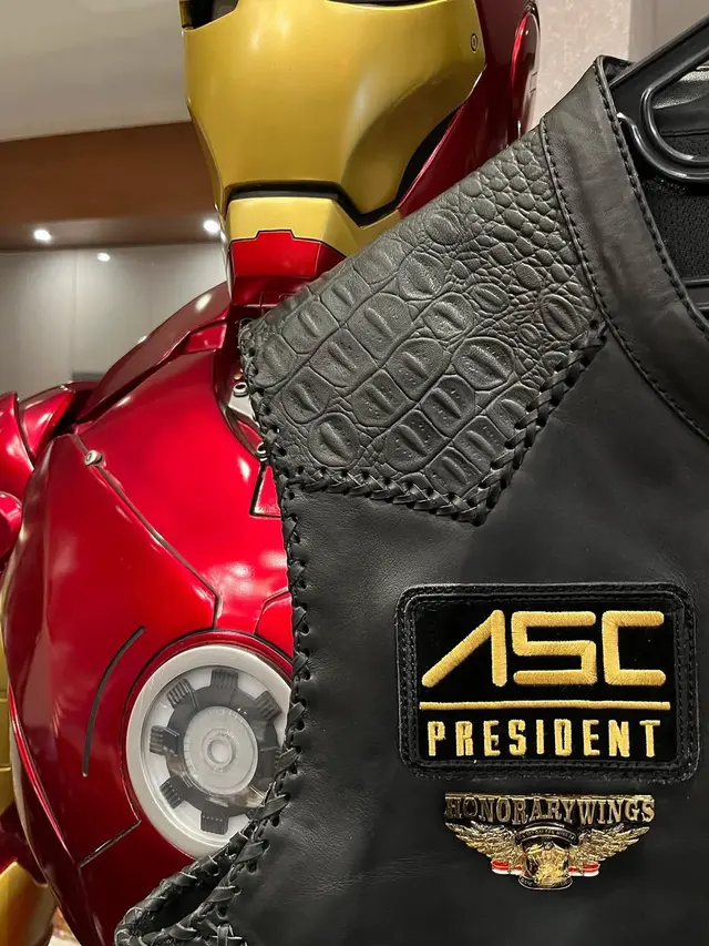 6 Potret Ahmad Sahroni Bareng Patung Iron Man Koleksinya, Kini Tinggal Kenangan