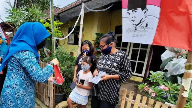 Jalankan Instruksi Presiden, PKK Banyuwangi Door to Door Bagikan Masker