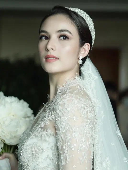 Chelsea Islan pun tampil memesona di hari pernikahan dengan riasan makeup flawlessnya. Mengaplikasikan eyeshadow coklat dan lipstik nudenya. [@evalovira]