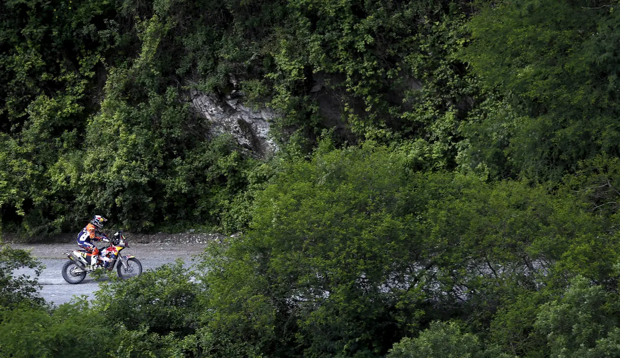 Matthias Walkner dari Austria mengendarai sepeda motor KTM selama tahap ketiga Termas de Rio Hondo-Jujuy di Dakar Rally 2016 di Santiago del Estero, Argentina, (5/1/2016). (REUTERS/Marcos Brindicci)
