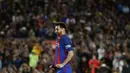 Striker Barcelona, Lionel Messi, tampak kecewa usai pertandingan melawan Eibar pada laga pekan terakhir La Liga di Camp Nou, Minggu (21/5/2017). Meski menang, Barcelona tetap gagal juara La Liga. (AP/Manu Fernandez)