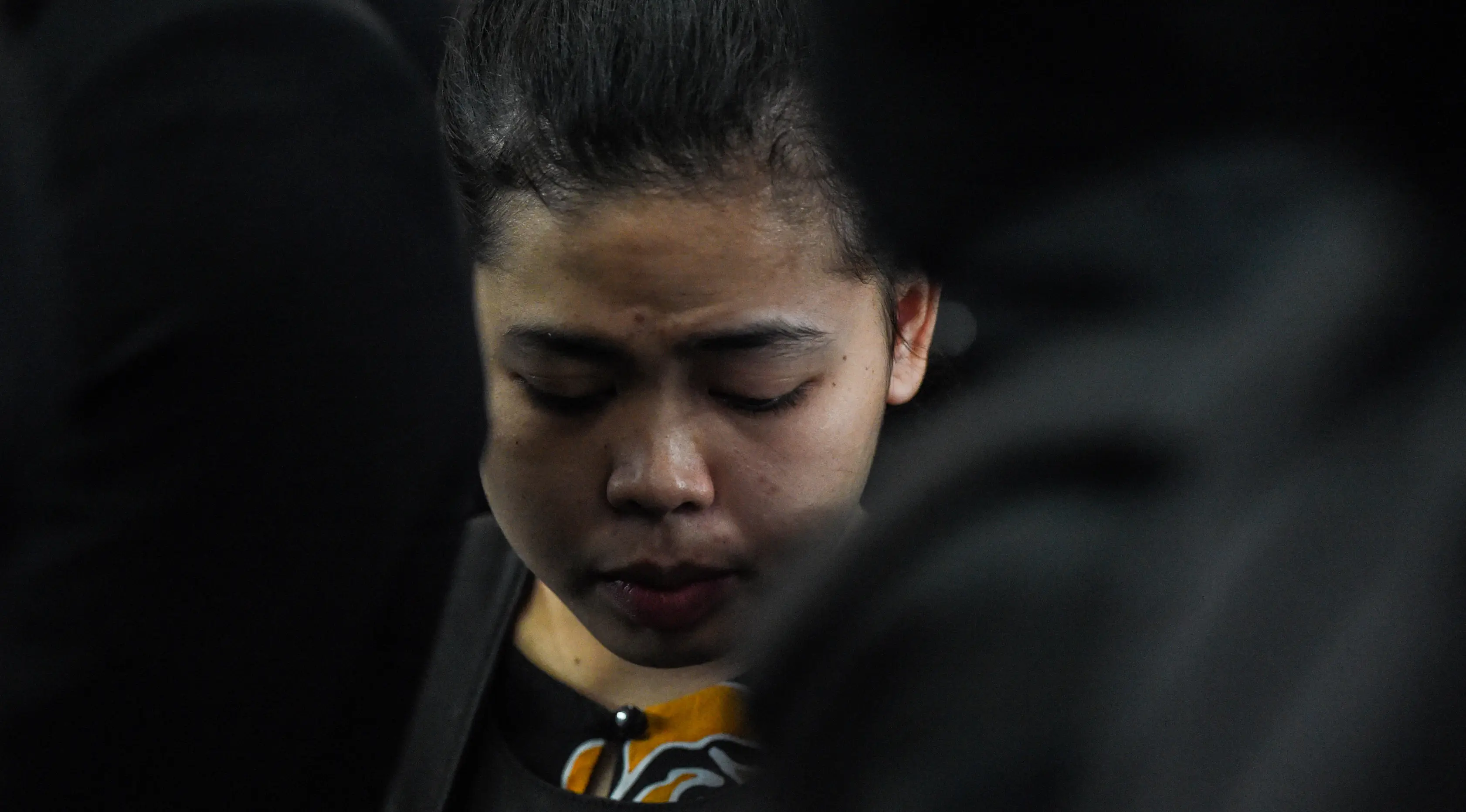 Tersangka kasus pembunuhan Kim Jong-nam, Siti Aisyah tiba di Bandara Internasional Kuala Lumpur, Selasa (24/10). Siti dan Doan Thi Huong melakukan reka ulang kejadian di tempat keduanya dituding meracuni kakak tiri pemimpin Korut itu. (MOHD RASFAN/AFP)