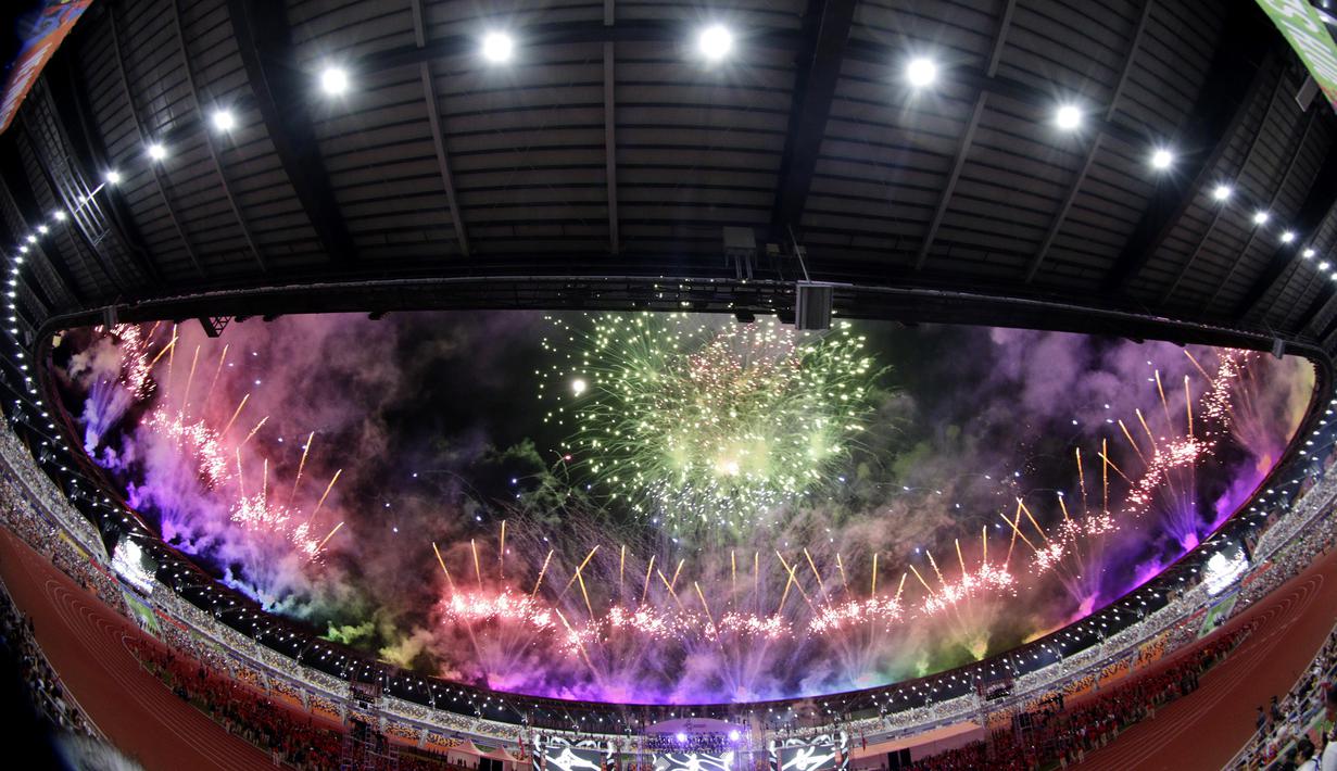 Pesta kembang api mewarnai upacara penutupan SEA Games 2019 di Stadion New Clark City, Filipina, Rabu (11/12). Filipina menjadi juara umum pada gelaran kali ini. (Bola.com/M Iqbal Ichsan)