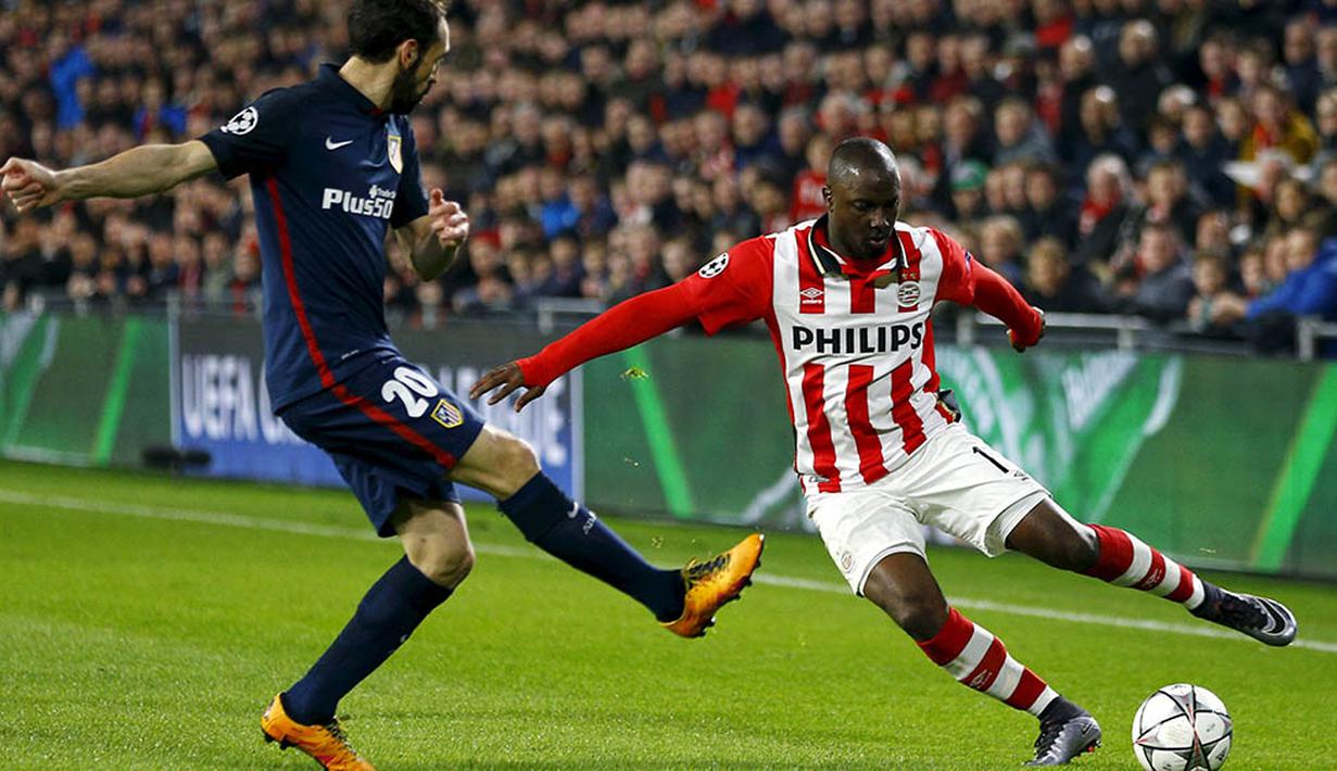 Pemain PSV Eindhoven, Jetro Willems, dihadang pemain Atletico Madrid, Juanfran. Meski menjadi tamu namun Atletico lebih menguasai jalannya pertandingan dengan penguasan bola 59 persen. (Reuters/Michael Kooren)