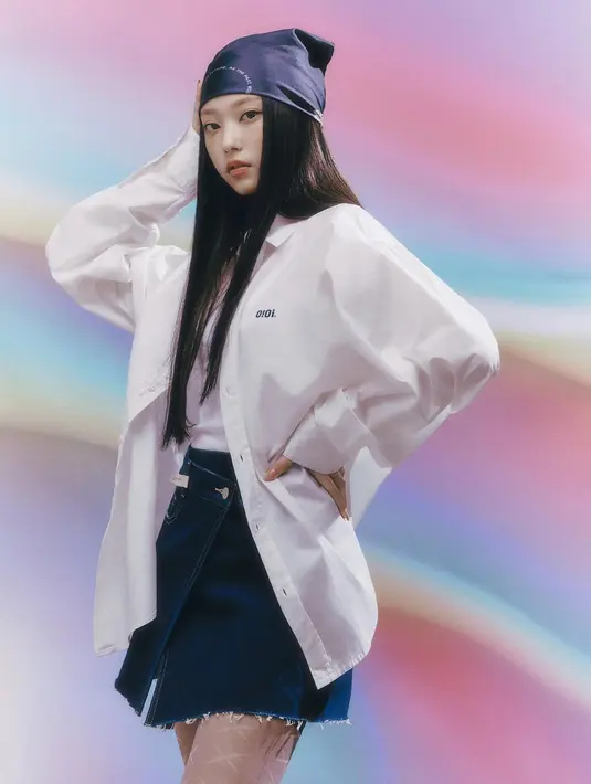 Padu padan swag ala Haerin NewJeans. Ia tampak mengenakan kaus putih dengan oversized shirt yang juga berwarna putih, dan mini denim skirt. Ditambah lagi penutup kepala yang semakin mempermanis penampilannya secara keseluruhannya. Foto: Instagram.